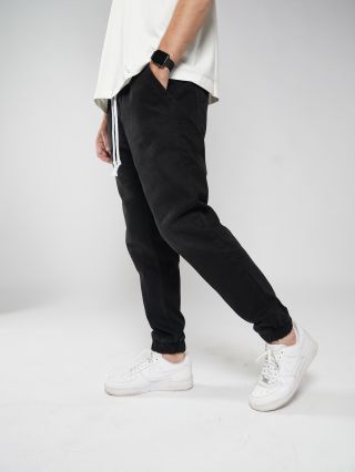 Černé jogger fit džíny Horizon — když chceš pohodlí, co nestojí majlant.💰 100 % bavlna, perfektní silueta + 20 % sleva.📌
