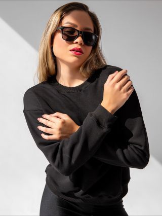 Tenhle kus je čistá definice minimal streetwearu. 🤙🏽 Černá oversized mikina, kterou hodíš na sebe a jdeš – styl bez...