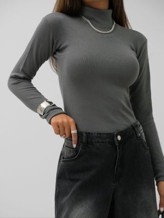 Clean fall look. Knit + černo-šedý denim = kombinace, která nikdy neselže. 🍂 Dámský svetry najdeš teď na e-shopu — ready...