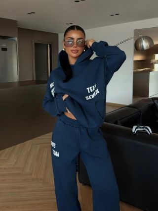 Set Boston je all about comfort. 🤙🏽 Oversized mikina se spadlými rameny + rovný střih tepláků s potisky, který dodají...